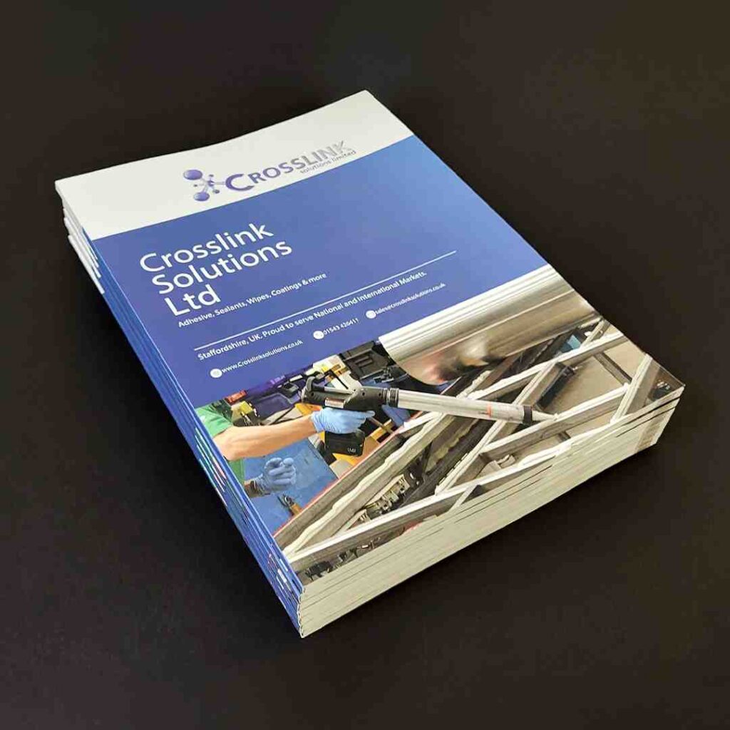 High-quality brochure printing in multiple sizes displayed on a desk