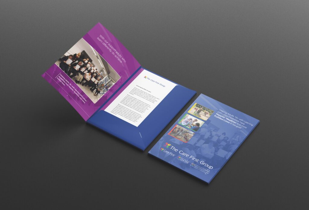 Interlocking presentation folder with pocket and business card slot for organised documents